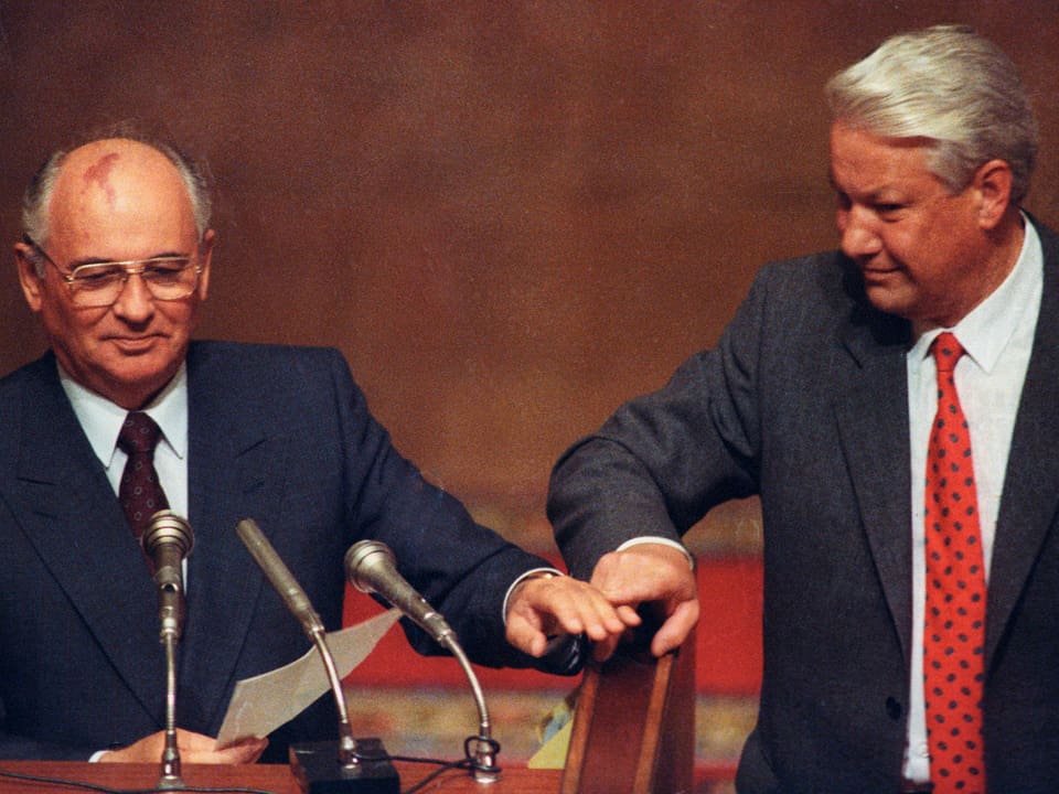 Gorbatschow und Borsi Jelzin berühren ihre Hände während einer Rede 1991. (reuters)