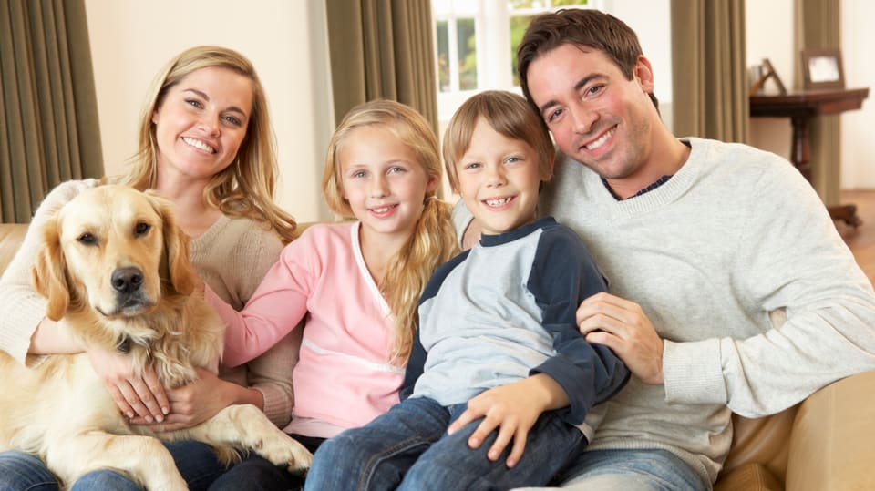 Ein Familienfoto mit Hund (gestellte Aufnahme, Symbolbild)