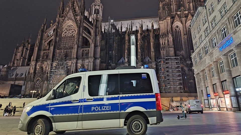 Ein deutsches Polizeifahrzeug, parkiert vor dem Kölner Dom.