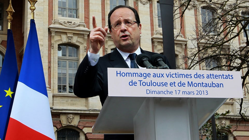 François Hollande gestikuliert während seiner Ansprache in Toulouse. (keystone)