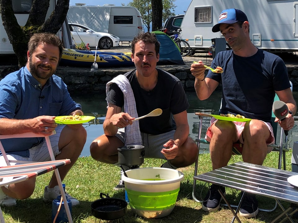 Szene-Koch Fabian Zbinden (Mitte) bekam von Philippe und Marco die Aufgabe, für zwei Pärchen auf dem Camping ein feines Zmittag (Couscous mit frischen Kräutern, Gemüse, angebratene Melone) zuzubereiten. 