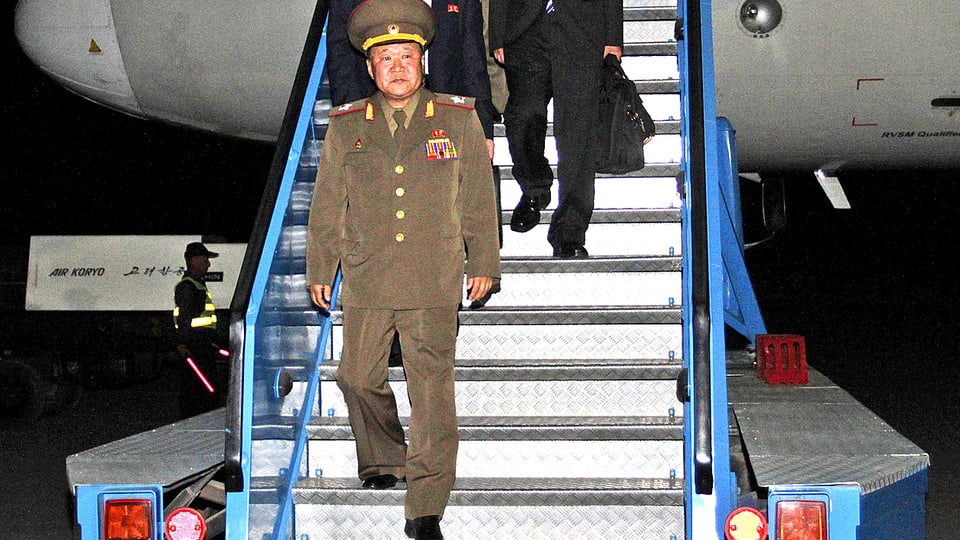 Der nordkoreanische Gesandte Choe Ryong Hae steigt des Nachts aus einem Flugzeug. Ihm folgen weitere Mitglieder der Delegation.