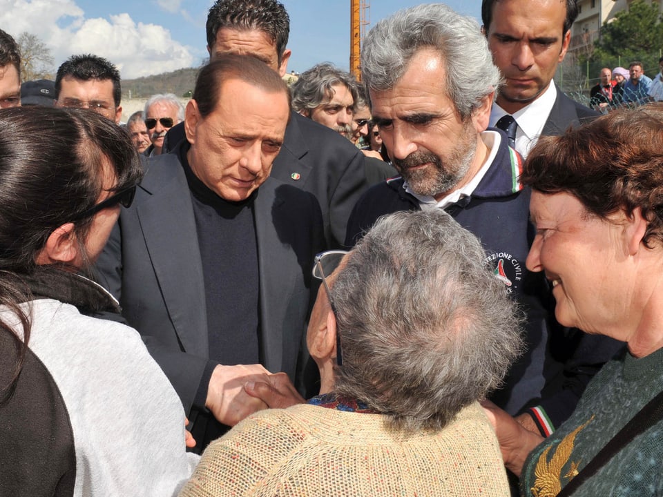 Berlusconi besucht Erdbebenopfer in L'Aquila.