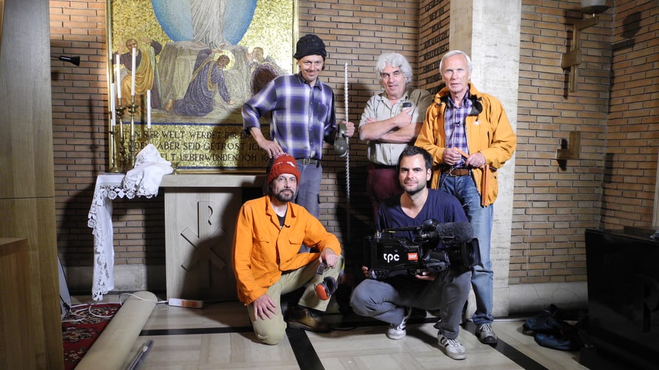 Die Filmcrew, fünf Männer, steht in der Kirche Santa Maria dell'Anima