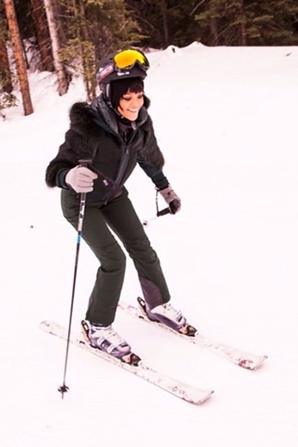 Rihanna auf Skiern kurz vor einem Sturz.