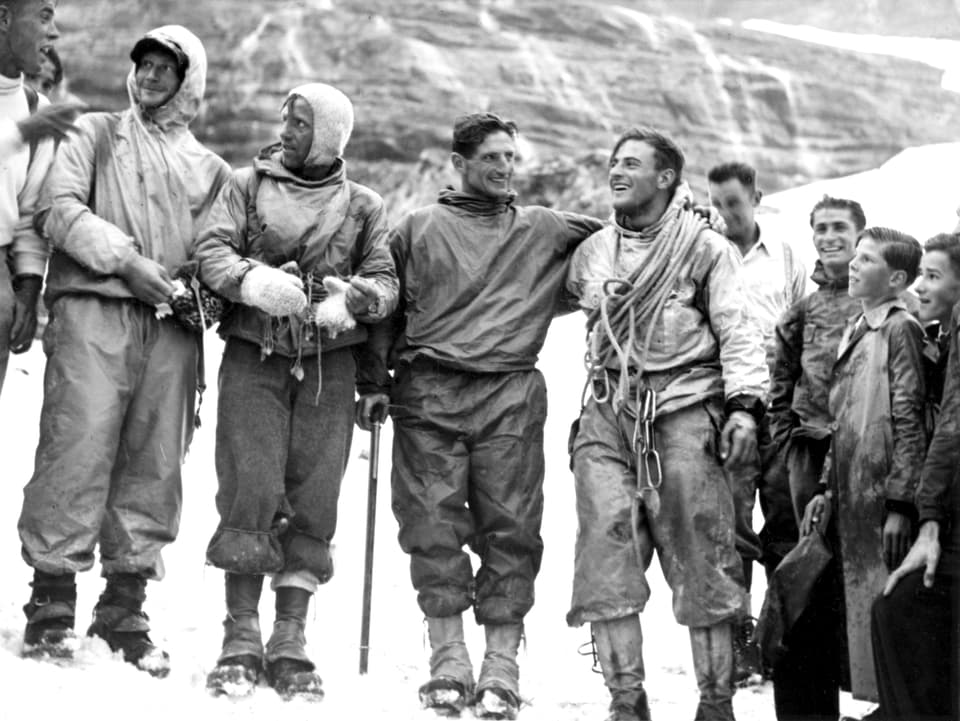 Die Erstbesteiger der Eigernordwand Heinrich Harrer, Ludwig Voerg, Andreas Heckmair und Fritz Kasparek nach der Expedition.