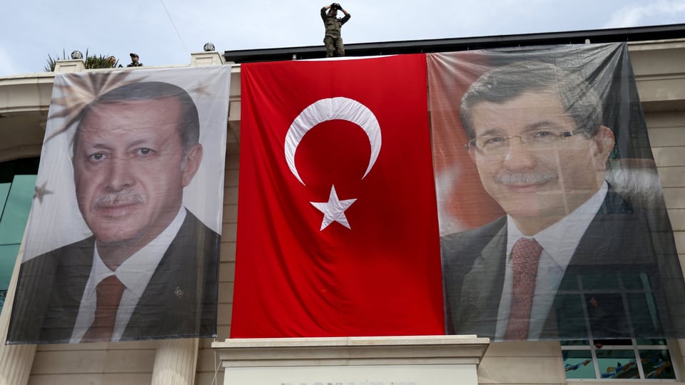 Erdogan und Davutoglu auf Plakaten an einer Hausfront.