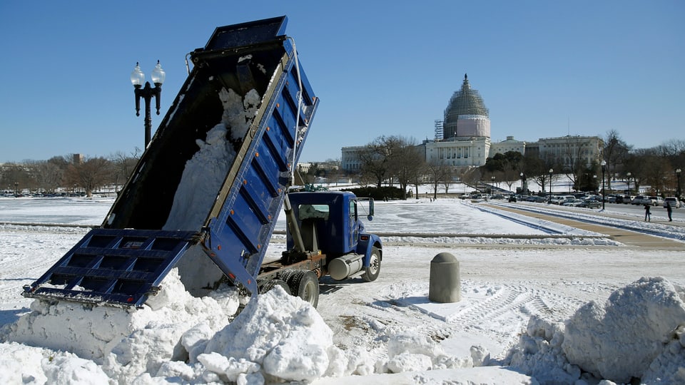Ein Lastwagen entlädt Schnee vor dem US-Capitol in Washington am 20. Februar 2015.