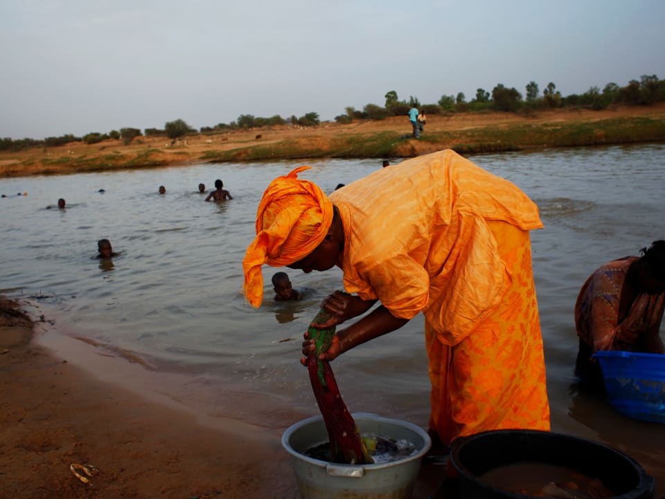 Frau wächst ihre Kleider im Senegal-Fluss, 2012 in Mauretanien