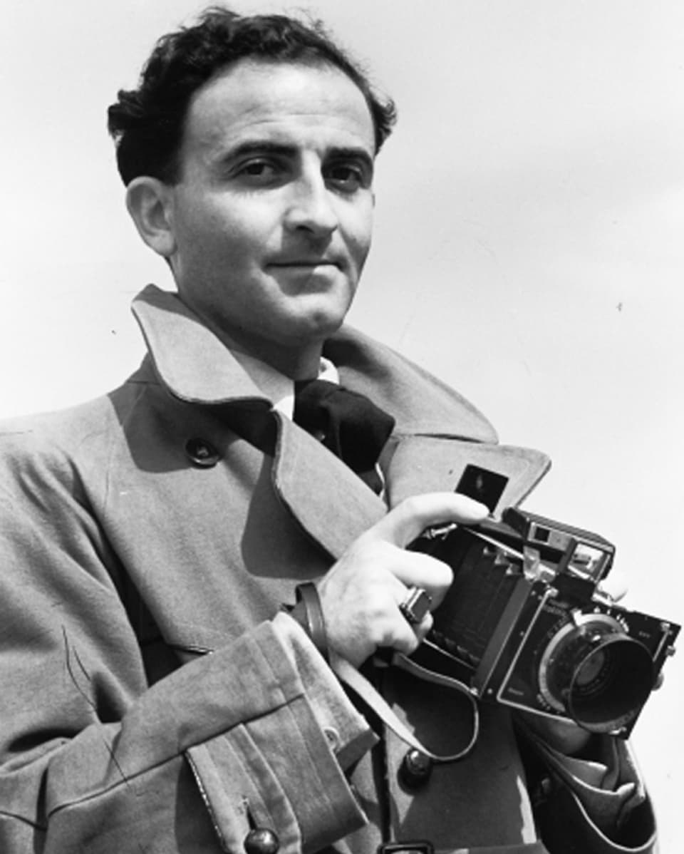 Herbert Sonnenfeld hält eine Kamera.