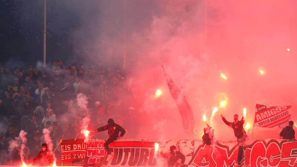 Grasshopper-Fans zünden im Stadion Brügglifeld verbotene Pyrofackeln. 