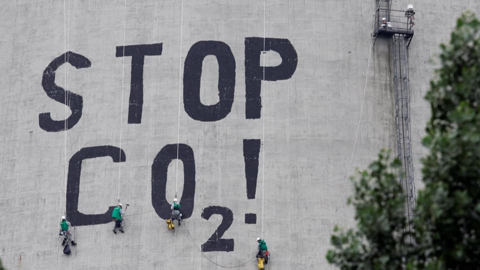 Auf einer Mauer: «Stop CO2»