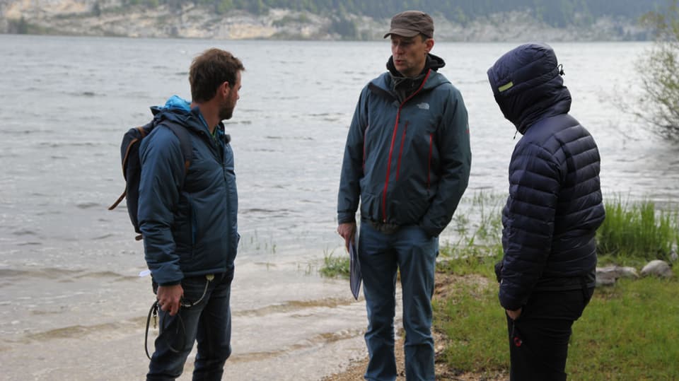 Redaktor Matthias Haemmerly bespricht am Seeufer mit Nik und Kameramann Sämi Gyger den weiteren Ablauf. 