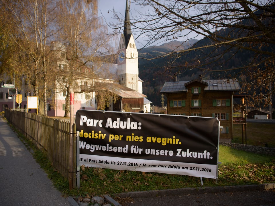 Viele Vorurteile in den Dörfern: Ein Plakat in der Gemeinde Trun wirbt für ein Ja zum Parc Adula.