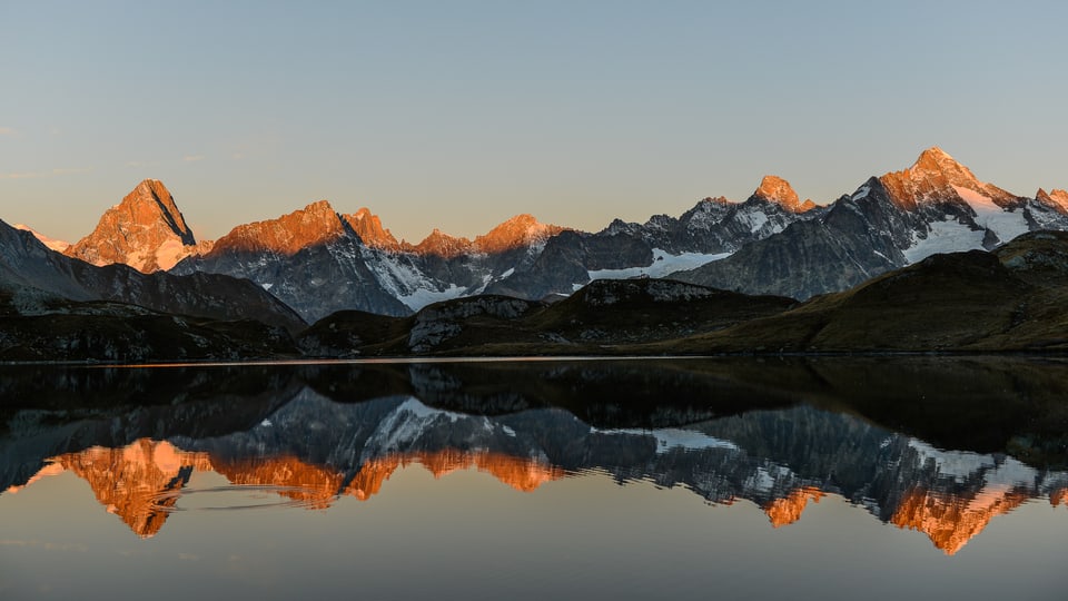 Herrliches Bergpanorama mit Spiegelbild im See.