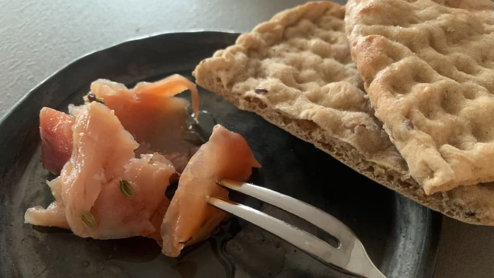 Samen-Brot von Ingrid Pilto, mit eingelegtem Fisch, für den sie je nach Saison auch Birken- oder Tannentriebe verwendet