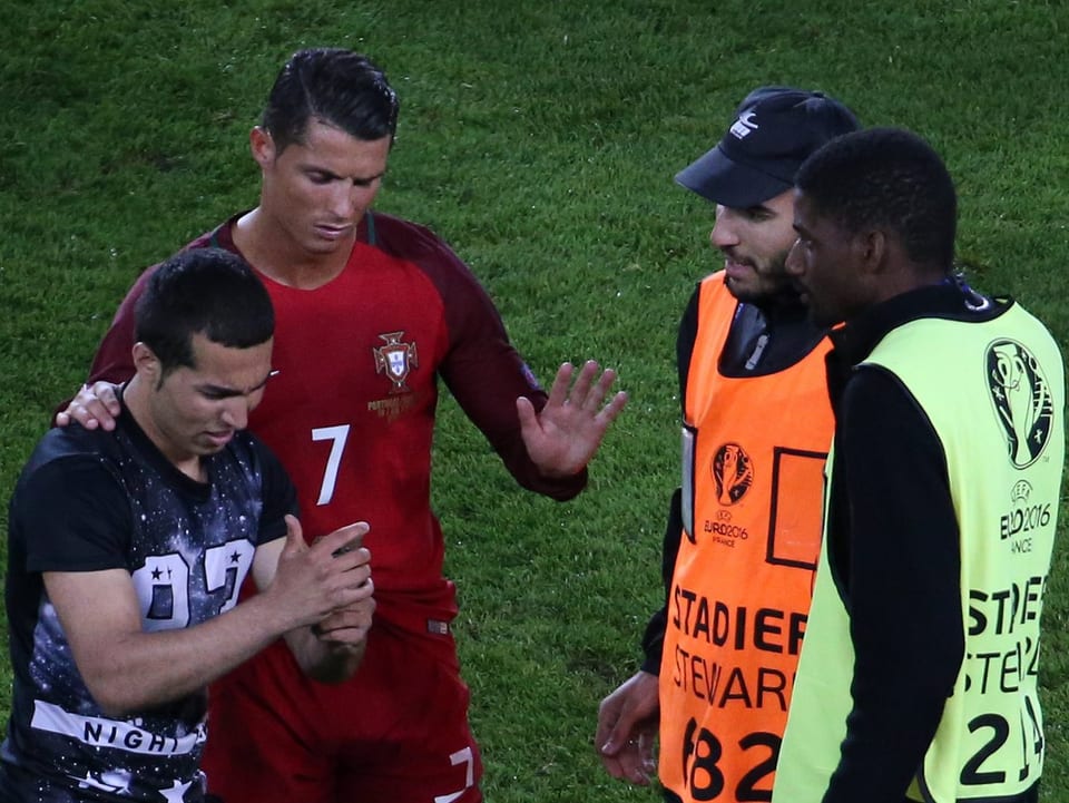 Fan steht neben Ronaldo mit Handy in der Hand
