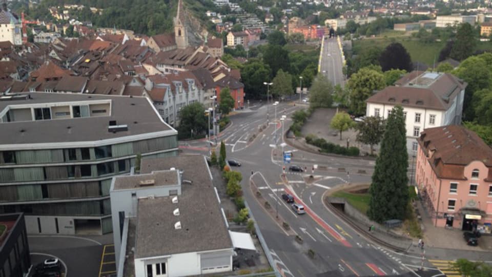 Luftaufnahme der grossen Strassenkreuzung Schulhausplatz in Baden.