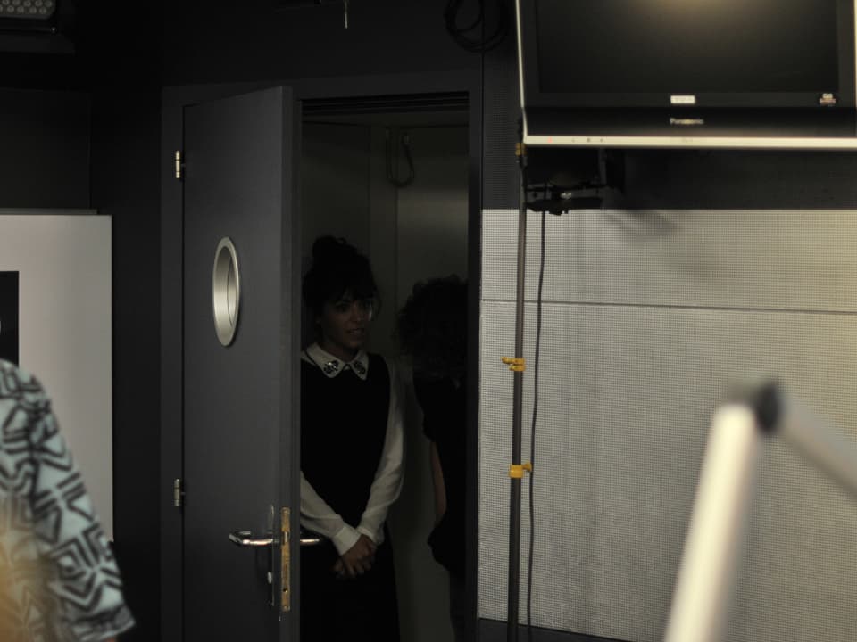 Da ist sie. Katie Melua wartet im Schatten der Türe, um James Blunt zu überraschen.