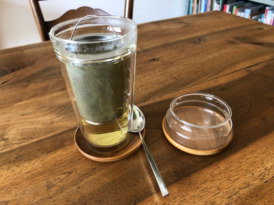 Teeglas mit Zitronenverveineblätter gefüllt. 