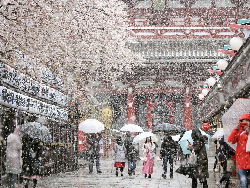 In Tokio schneit es.