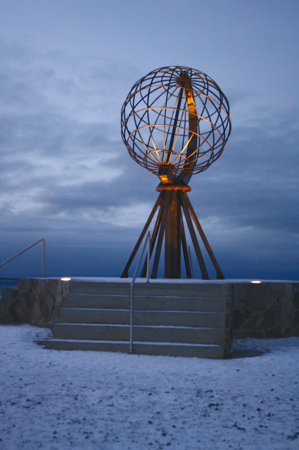Das Monument am Nordkap im Dämmerungslicht.