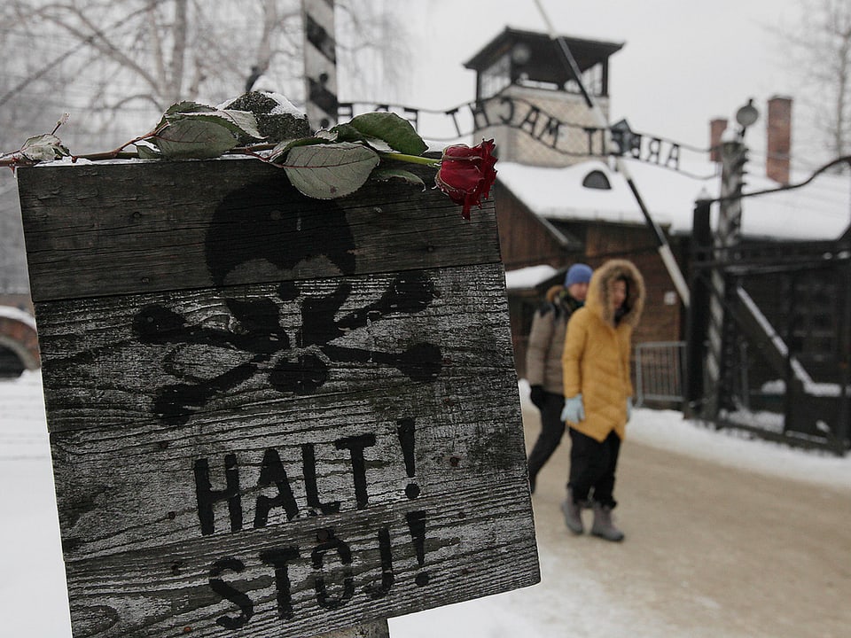 Halt-Schild vor dem Eintritt nach Auschwitz.