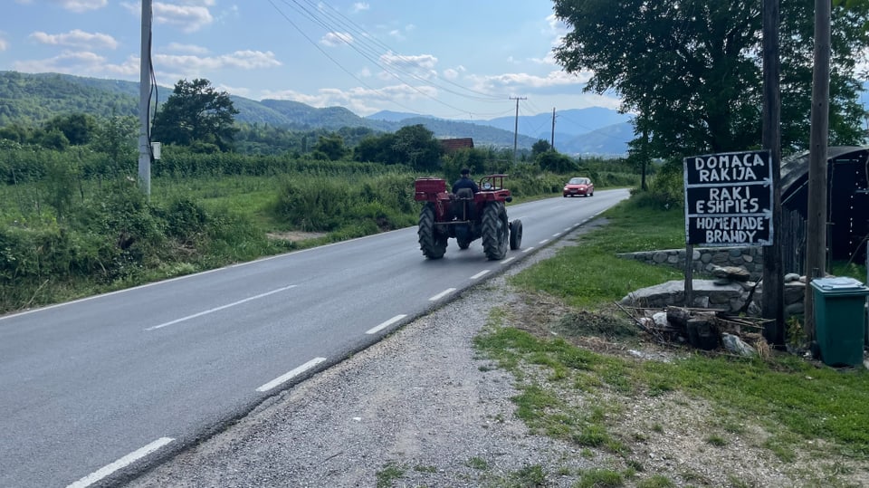 Një tabelë reklamon schnapps të bëra vetë në tre gjuhë: serbisht, shqip dhe anglisht.