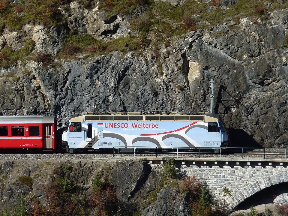 Lokomotive der Rhätischen Bahn mit "UNESCO-Welterbe"-Aufdruck bei Filisur.