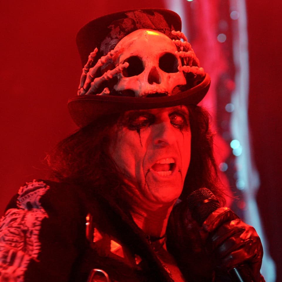 Schwarzes Augen Make-up und extravagante Hüte sind das Markenzeichen von Schock-Rocker Alice Cooper.