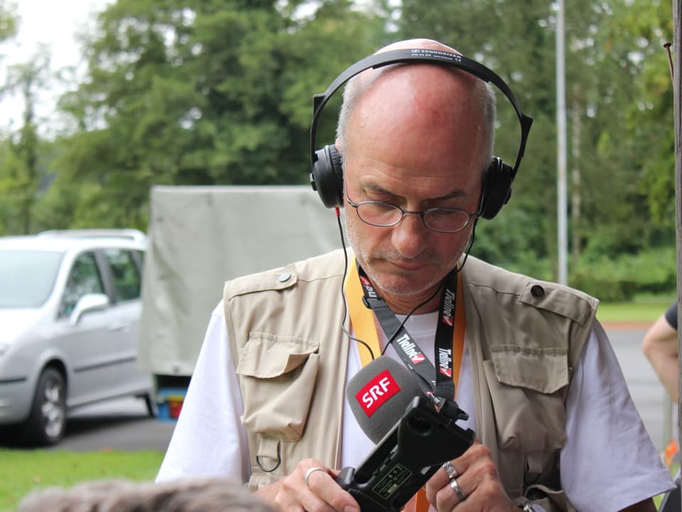 Jürg Oehninger mit Radio-Ausrüstung.