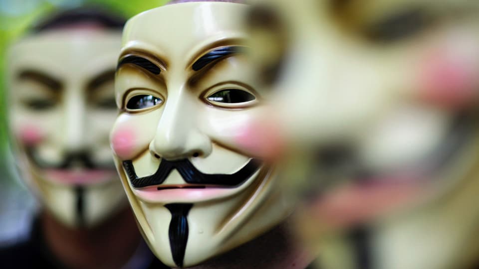 Hacker von Anonymous hinter Guy Fawkes-Masken