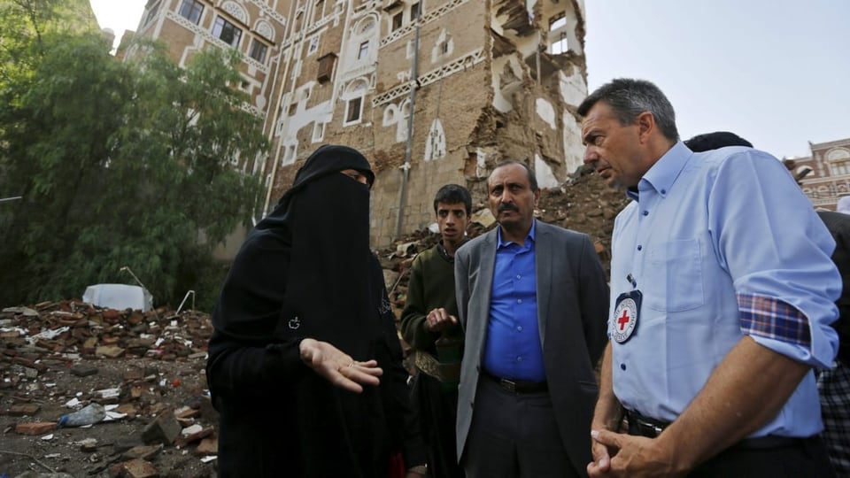 Peter Maurer mit einer Frau in der Burka und zwei Männern in Sanaa.
