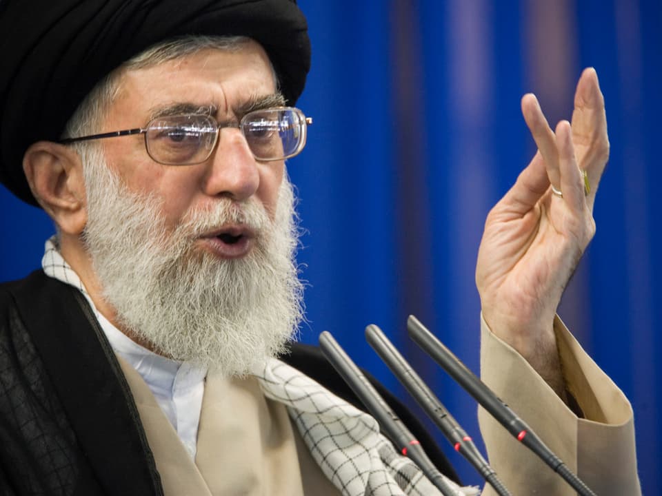 Chamenei spricht in Mikrofone.