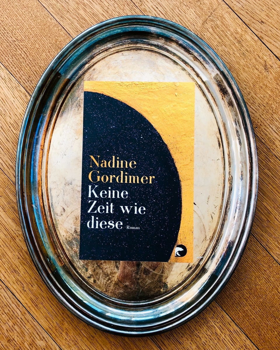 Der Roman «Keine Zeit wie diese» von Nadine Gordimer liegt auf einem Silbertablett
