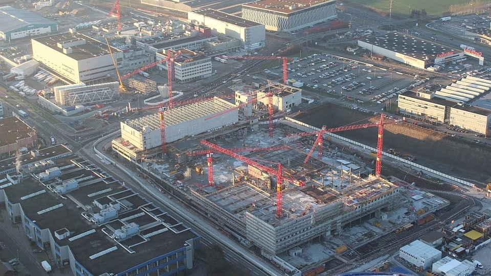 Baustelle von oben gesehen mit Kränen