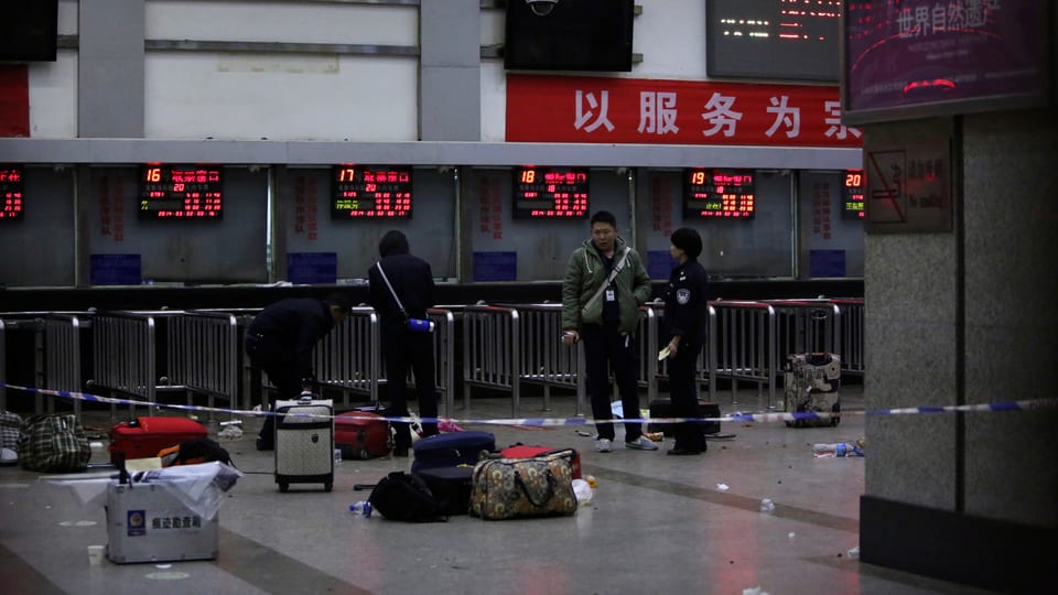 Koffern liegen am Boden des Bahnhofs in Kunming.