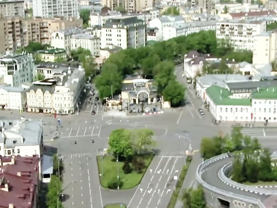 Eine Aufnahme von den leeren Strassen Moskaus aus Vogelperspektive.