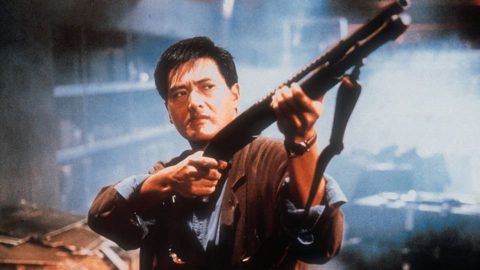 Film-Still aus «Hard Boiled»:  Chow Yun-Fat hält ein Gewehr.