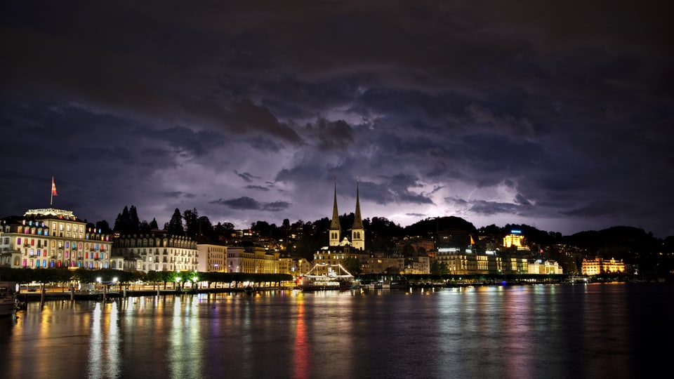 Nächtliches Gewitter über Bern.