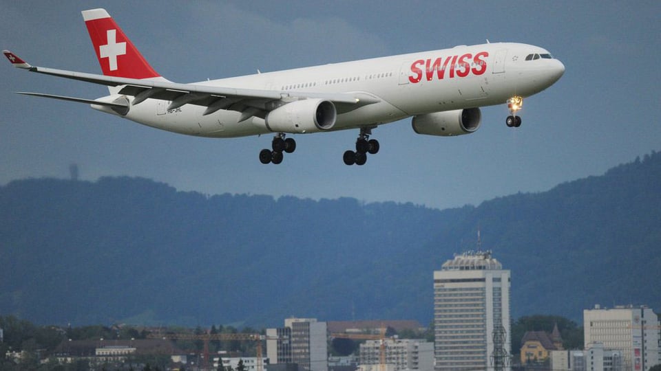 Swiss-Maschine im Anflug über Zürich