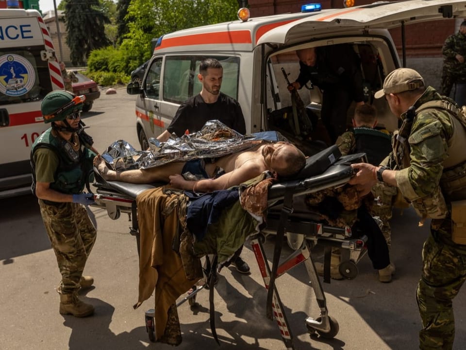 Sanitäter versorgen einen verletzten Soldaten.