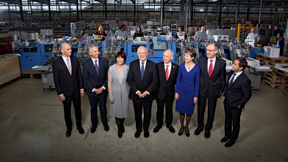 Bundesratsfoto: Schneider-Ammann und Leuthard in der Mitte, die anderen Bundesräte flankieren sie von rechts und links. 