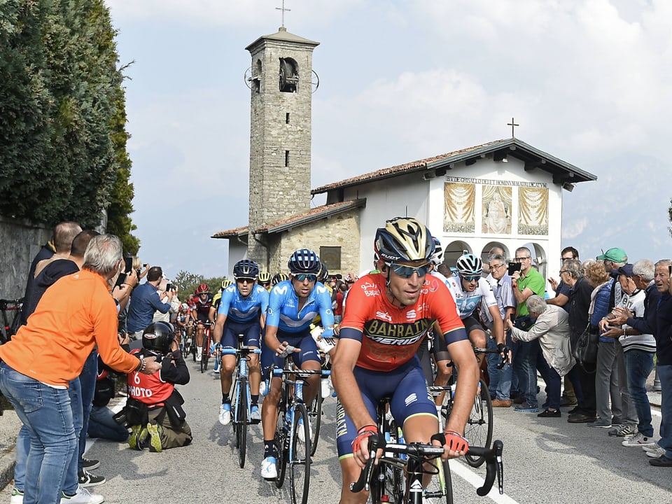Vincenzo Nibali führt das Feld an der Lombardei-Rundfahrt 2018 an.