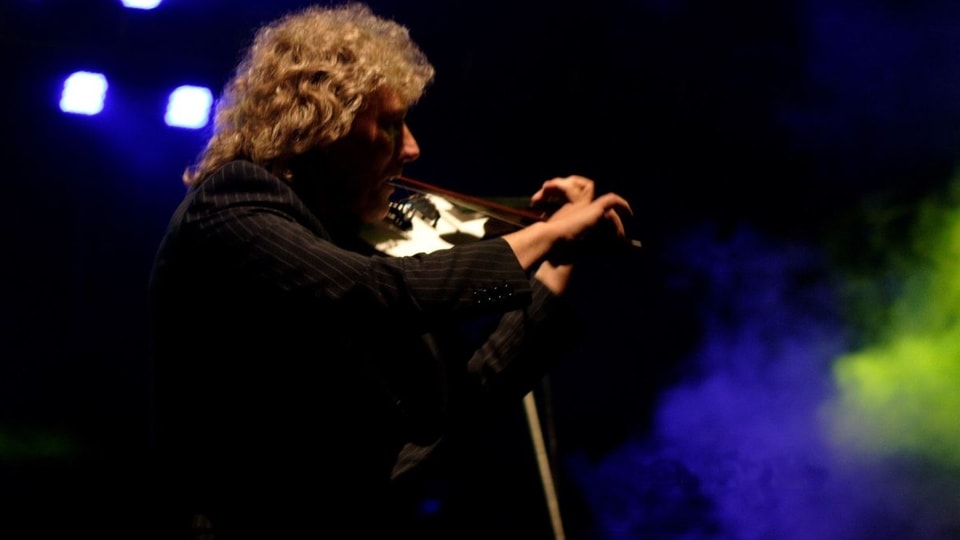 Edward Simoni spielt Geige