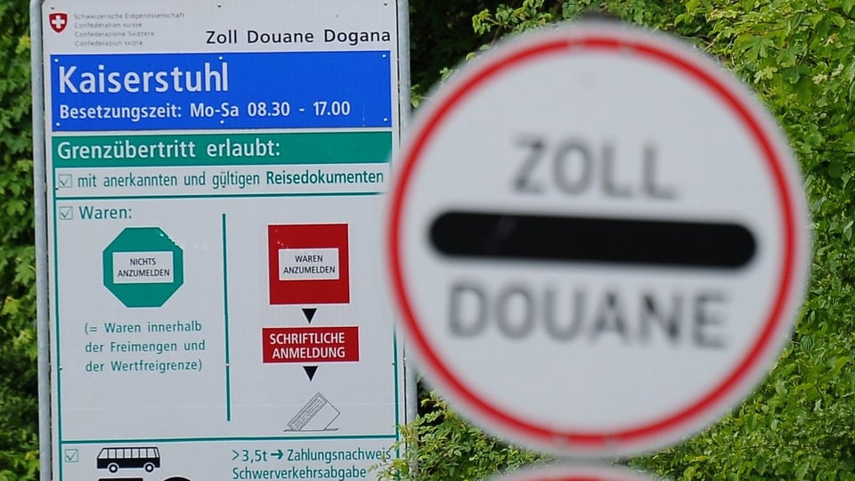 Schilder beim Grenzübergang Kaiserstuhl