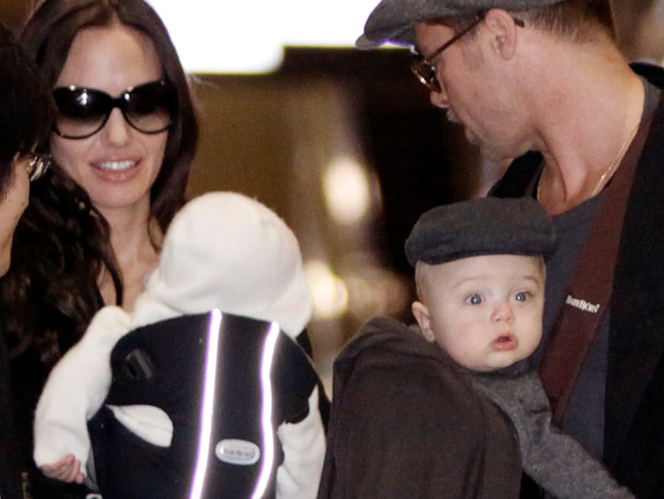 Angelina Jolie und Brad Pitt mit Knox Léon und Vivienne Marcheline