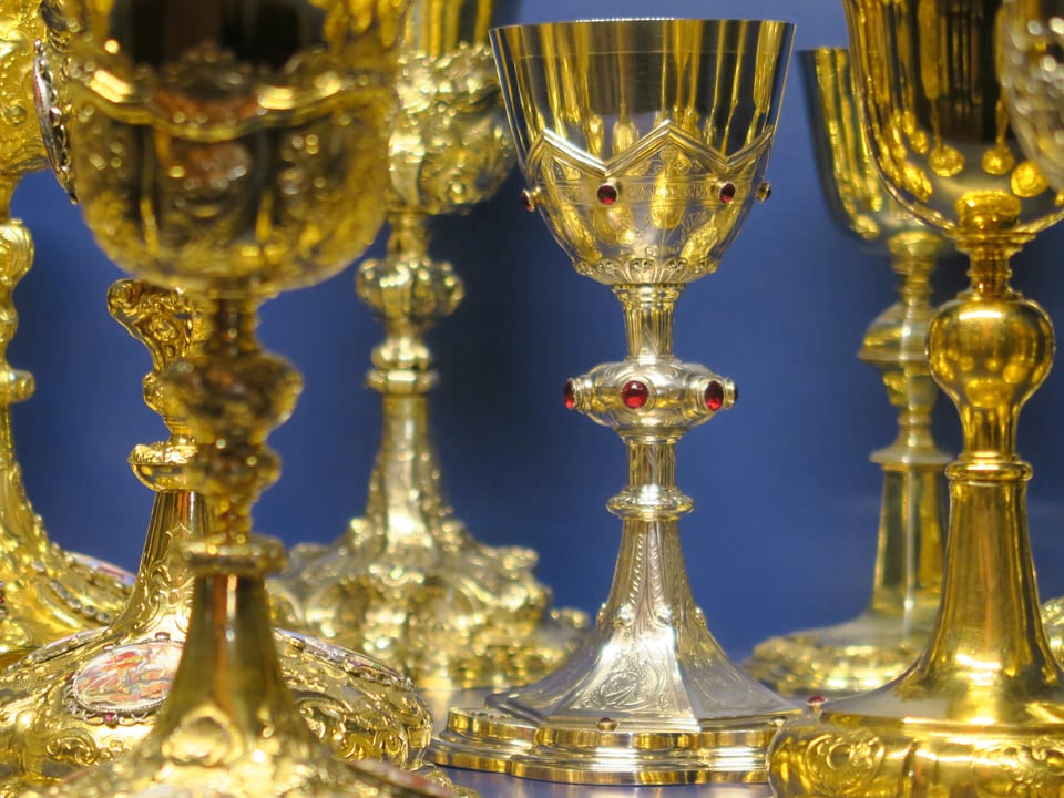 Grosse Messkelchsammlung mit Stücken aus dem 17., dem 18. und dem 19. Jahrhundert. Die meisten wurden der Kirche von reichen Patrizierfamilien geschenkt.