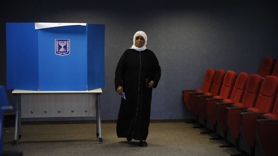 Arabischer Mann in einem Wahllokal.