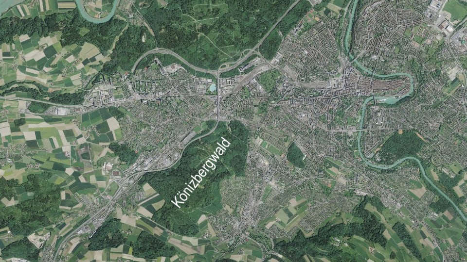 Luftaufnahme der Stadt Bern und des Könizbergwaldes.